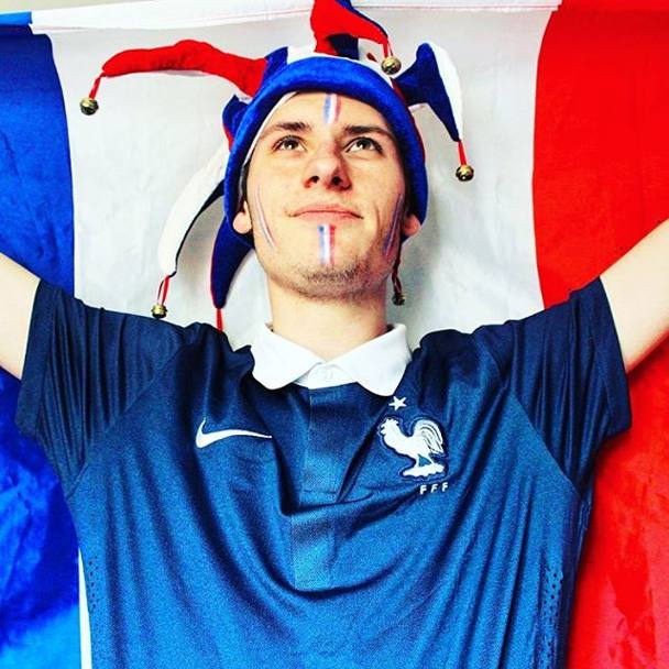 Un supporter francese con tanto di tricolore